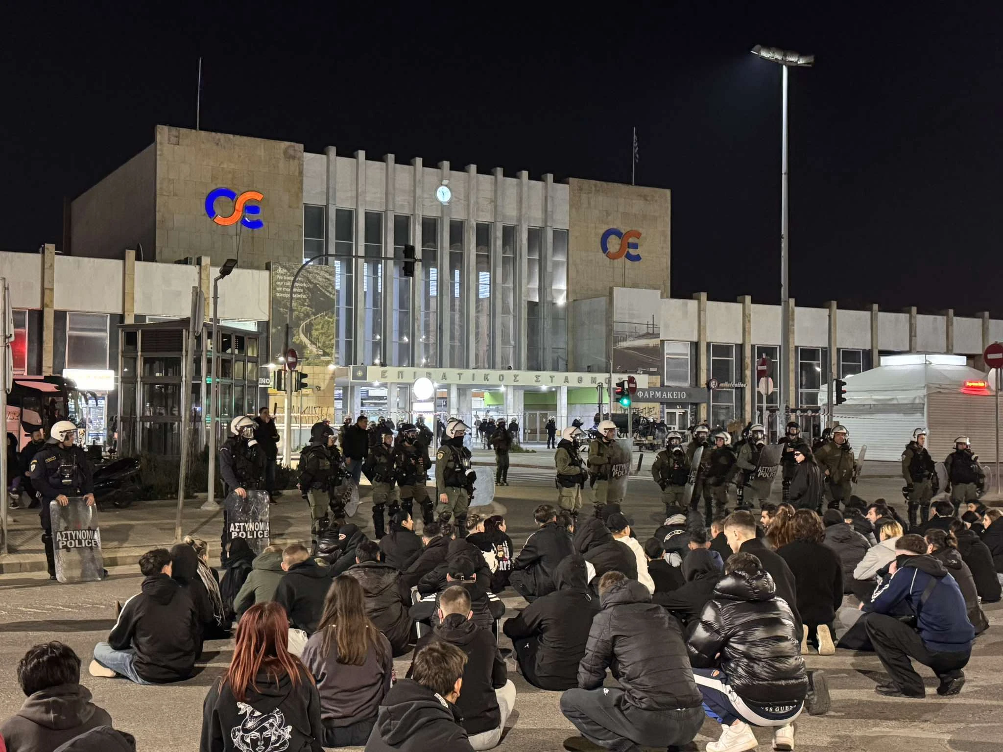 Καθιστική διαμαρτυρία έξω από τον ΟΣΕ