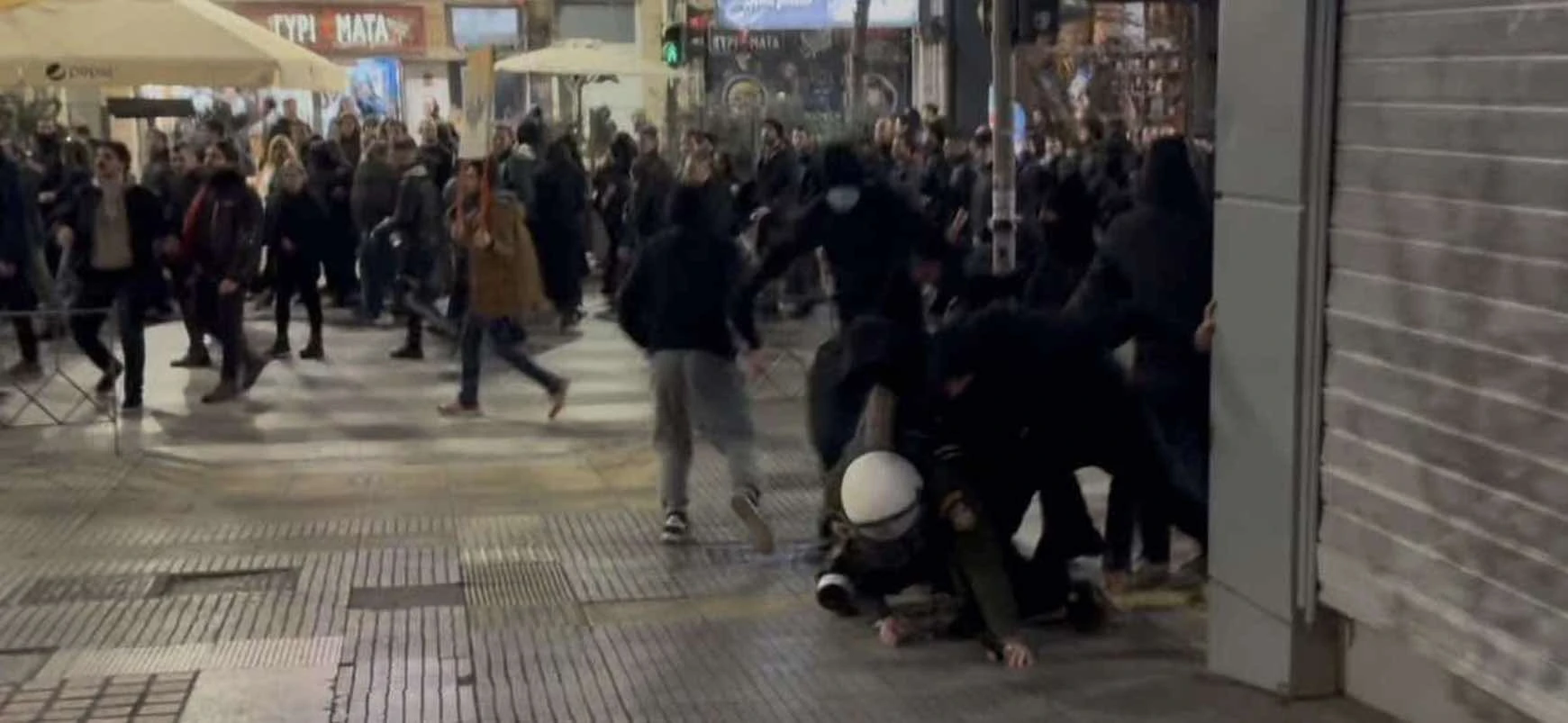 Την στιγμή που κουκουλοφόροι ρίχνουν κάτω αστυνομικό των ΜΑΤ 