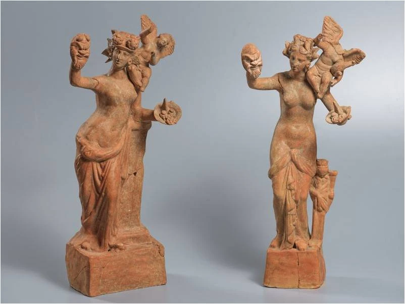 <b>ΠΗΛΙΝΑ ΕΙΔΩΛΙΑ ΑΦΡΟΔΙΤΗΣ ΜΕ ΘΕΑΤΡΙΚΕΣ ΜΑΣΚΕΣ </b>