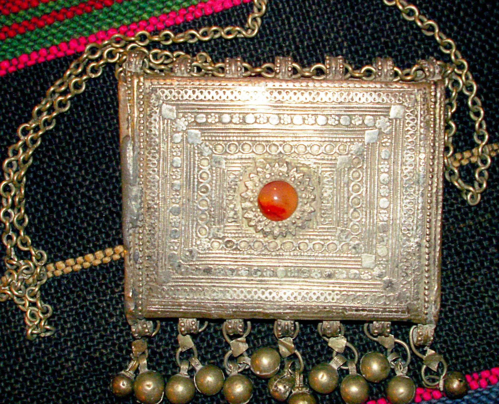 Το ασημένιο φυλαχτό 