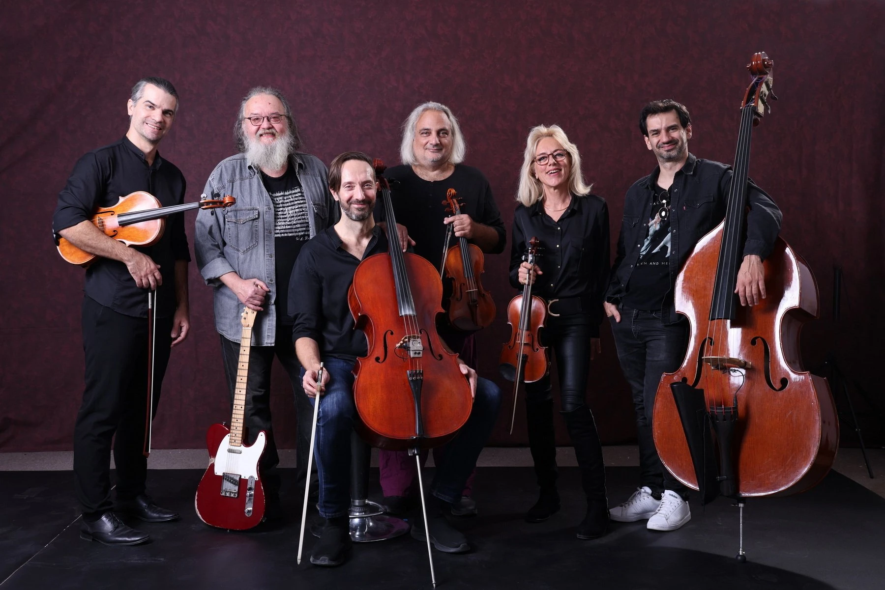 Εκτός από τον Ηλία Ζάικο στην ηλεκτρική κιθάρα, στο σχήμα συμμετέχουν οι: Θοδωρής Παπαδημητρίου (βιολοντσέλο, σύνθεση, ενορχήστρωση), Ελένη Παπαδοπούλου και Άκης Αρχοντής (βιολιά), Ρενάτο Δομονίτσα (βιόλα) και Κωνσταντίνος Μάνος (κοντραμπάσο)