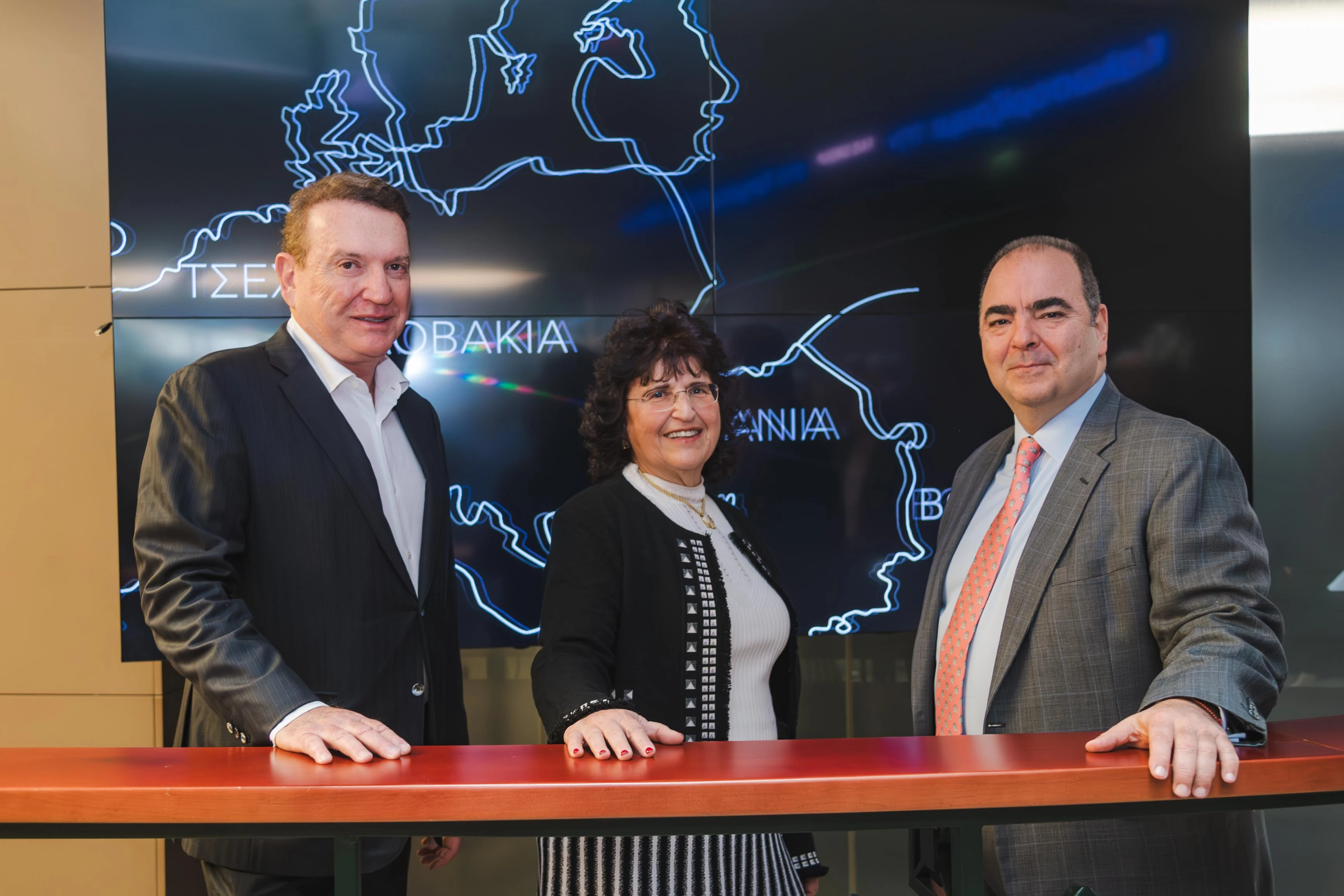 Από αριστερά προς τα δεξιά, ο κ. Σαμ Φάις Διευθύνων Σύμβουλος, η υρία Λου Φάις, Πρόεδρος του Διοικητικού Συμβουλίου και ο Διευθύνων Σύμβουλος του Ομίλου Χρηματιστηρίου Αθηνών κ. Γιάννος Κοντόπουλος