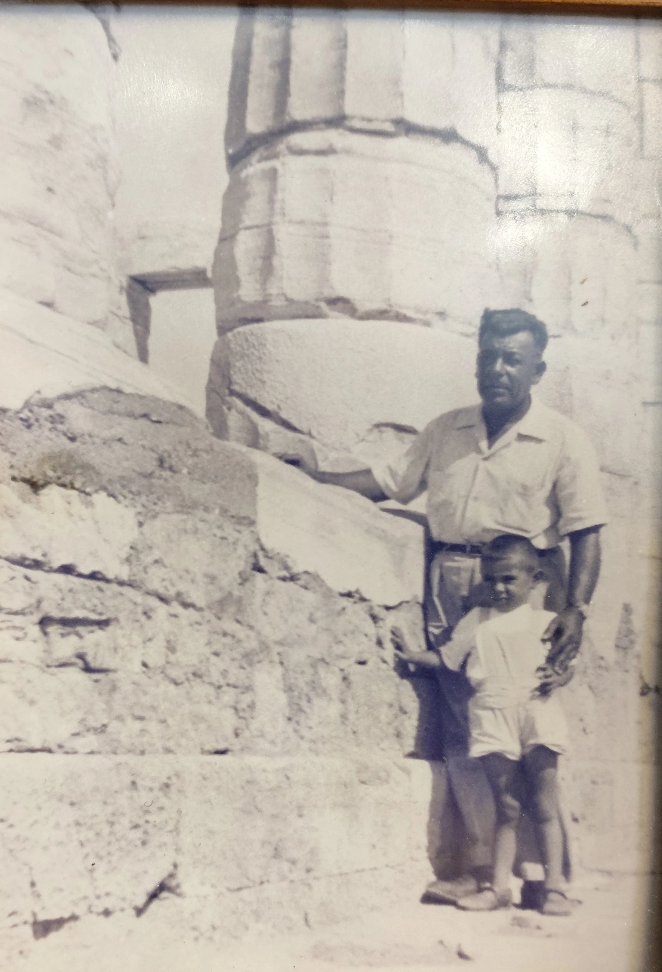 Πιτσιρίκι με τον πατέρα του στην Ακρόπολη