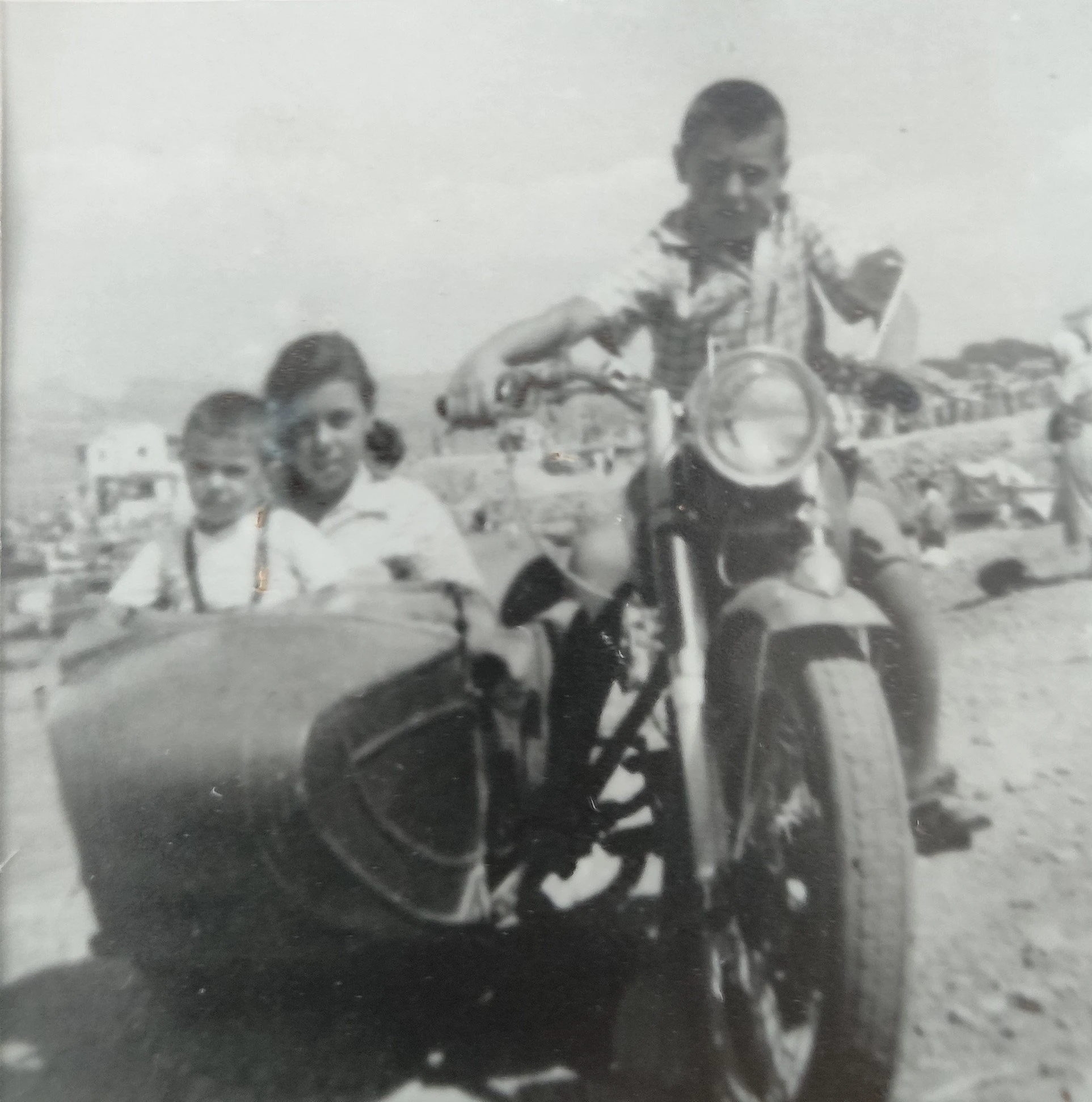 Με μηχανή εποχής, μαζί με τα τρία αδέλφια του. Διακρίνεται πρώτος από αριστερά