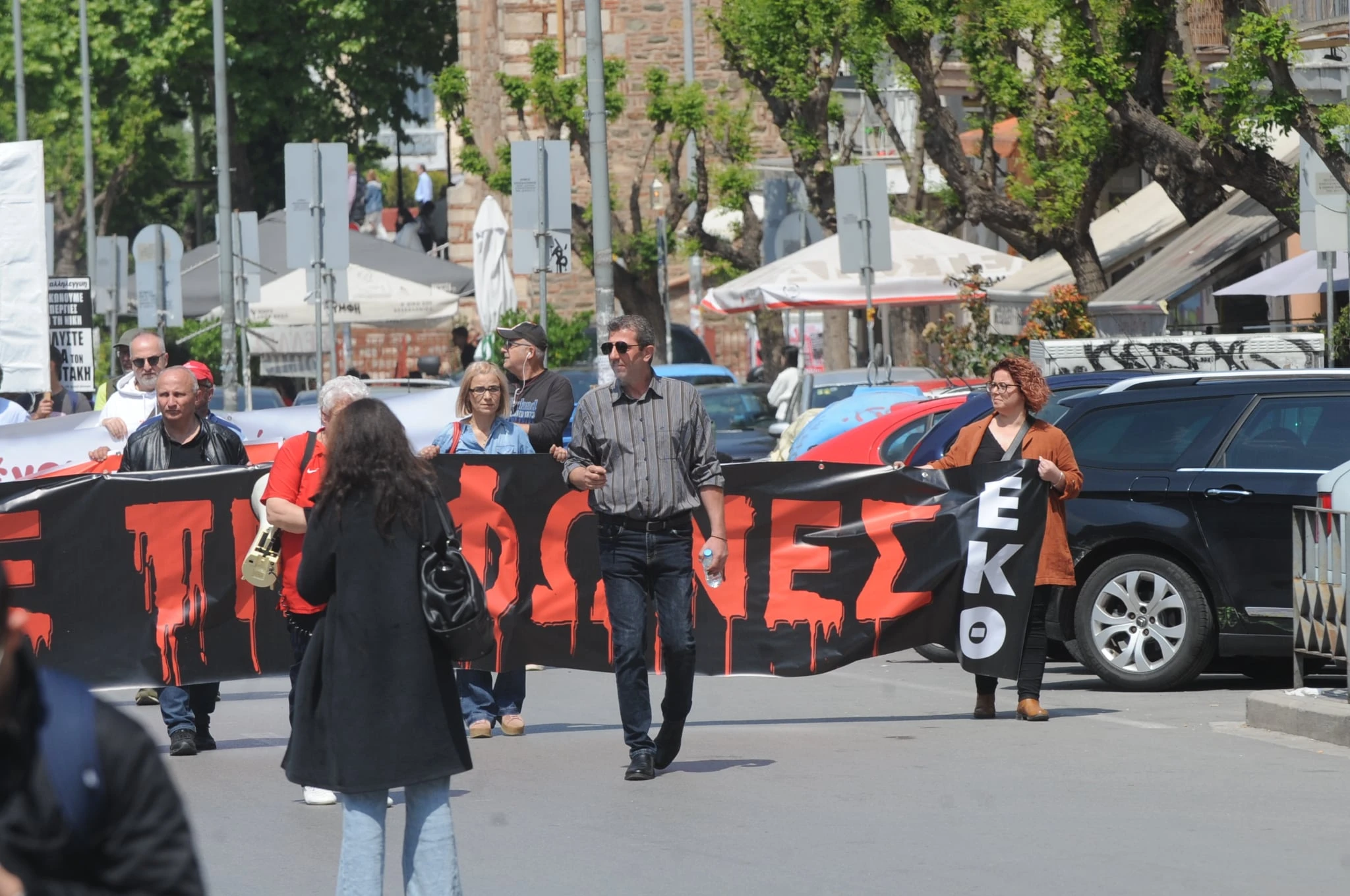 Μπροστά από το πανό κινητοποίησης του Εργατικού Κέντρου&nbsp;