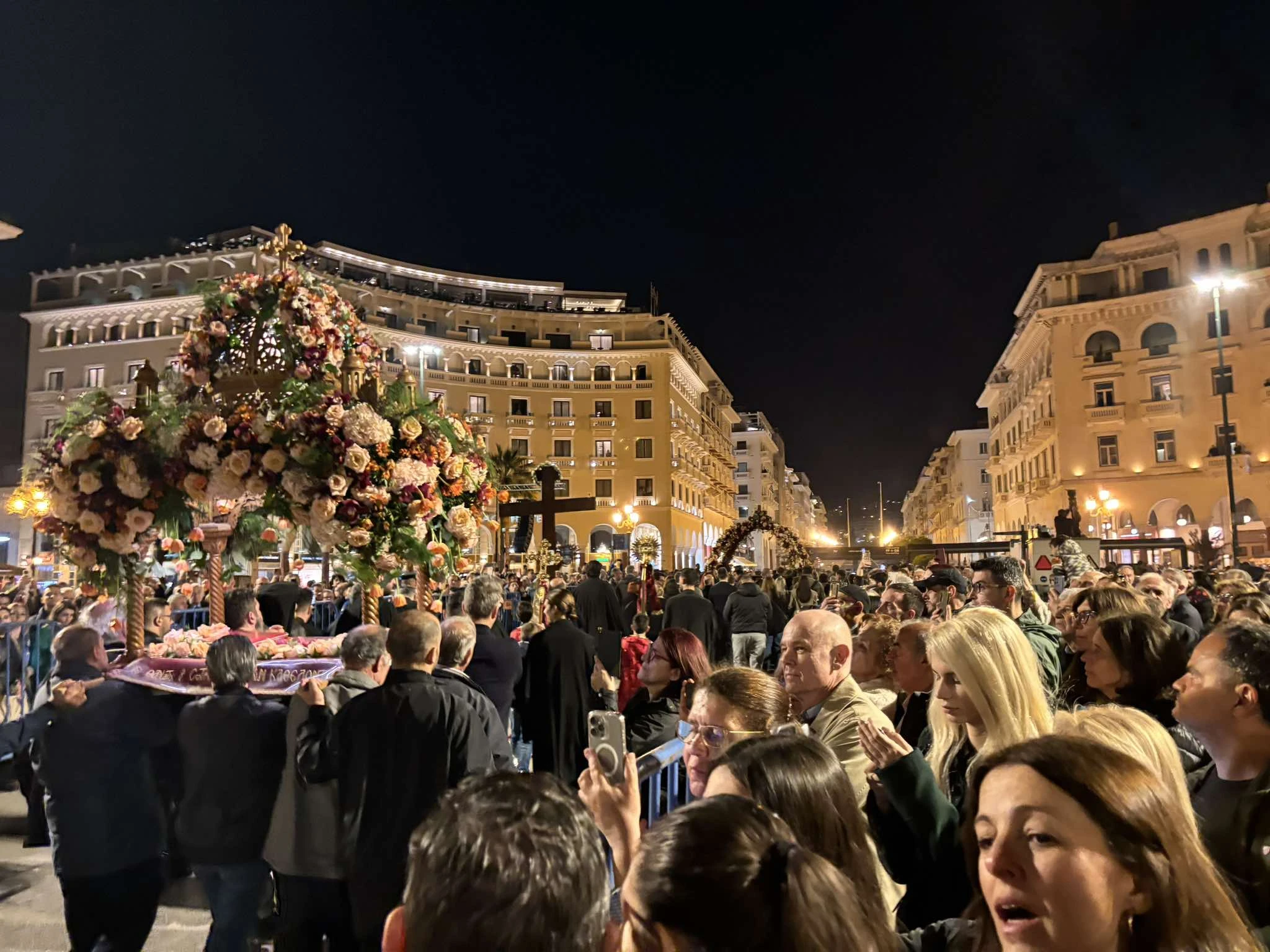 Στιγμιότυπο από τη δεύτερη συνάντηση των πέντε Επιταφίων στην Πλ.&nbsp;Αριστοτέλους