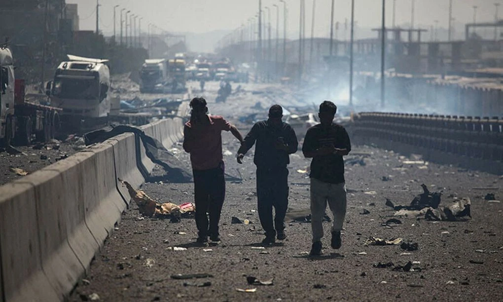 *<a href="https://www.dawn.com/news/1906915/iran-port-blast-death-toll-rises-to-25-as-fires-continue-blazing" target="_blank">Πηγή κεντρικής φωτογραφίας</a>﻿