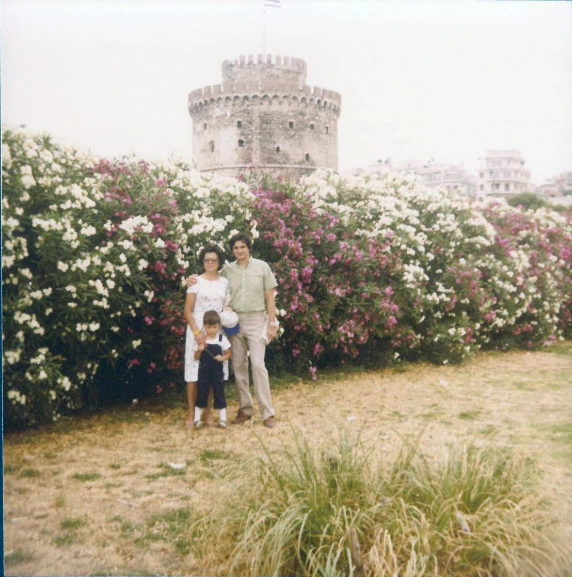 Πιτσιρίκι στη Θεσσαλονίκη, με φόντο το Λευκό Πύργο και τους γονείς του