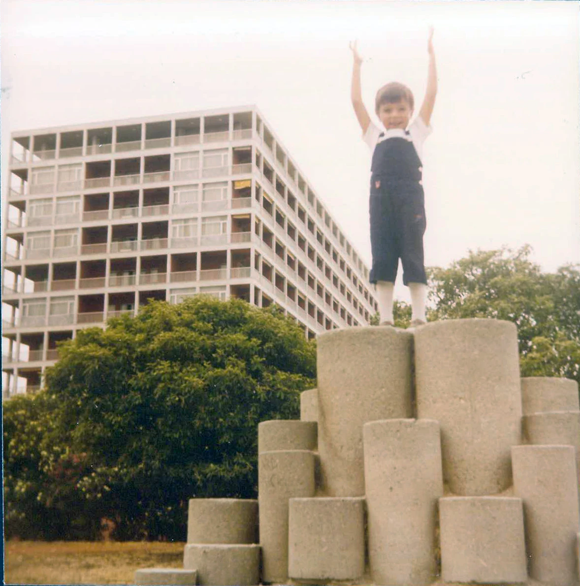 Για παιχνίδι στο παρκάκι που βρίσκεται δίπλα στο «Μακεδονία Παλλάς» 