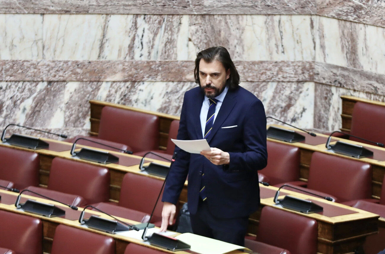 Ενώ αγορεύει ως βουλευτής  σε συνεδρίαση του Κοινοβουλίου