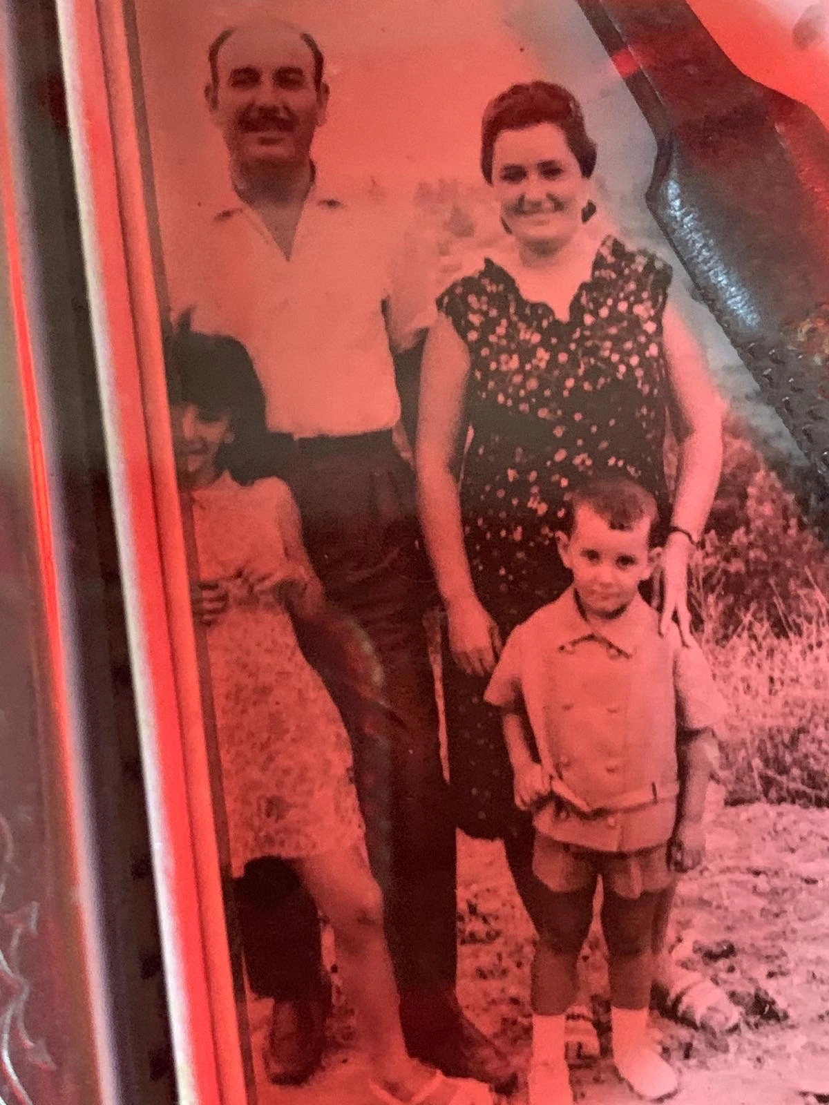 Ως πιτσιρίκι με τους γονείς του στην Άθυτο