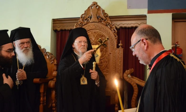 2022 στη Θεσσαλονίκη: ο Οικουμενικός Πατριάρχης Βαρθολομαίος, παρουσία του Αρχιεπισκόπου Αθηνών Ιερώνυμου,τού απονέμει το οφφίκιο του Άρχοντος Διδασκάλου της Μεγάλης του Χριστού Εκκλησίας