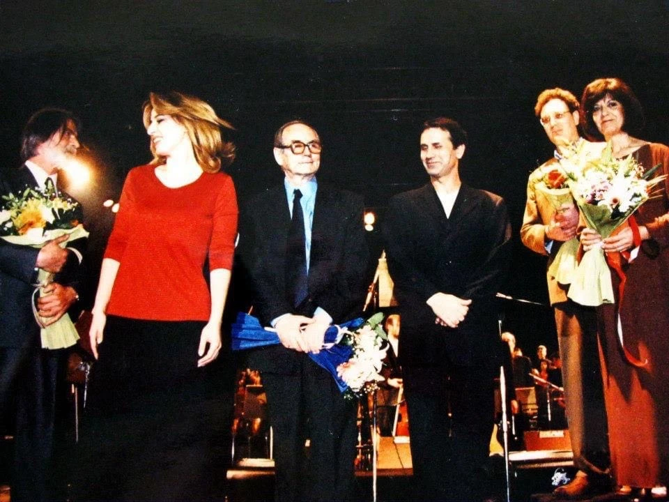 1998: συναυλία στο Παλαί. Διακρίνεται δίπλα στους Δημήτρη Καρέλλη, Σταύρο Κουγιουμτζή, Γιώργο Νταλάρα και Αιμιλία Κουγιουμτζή