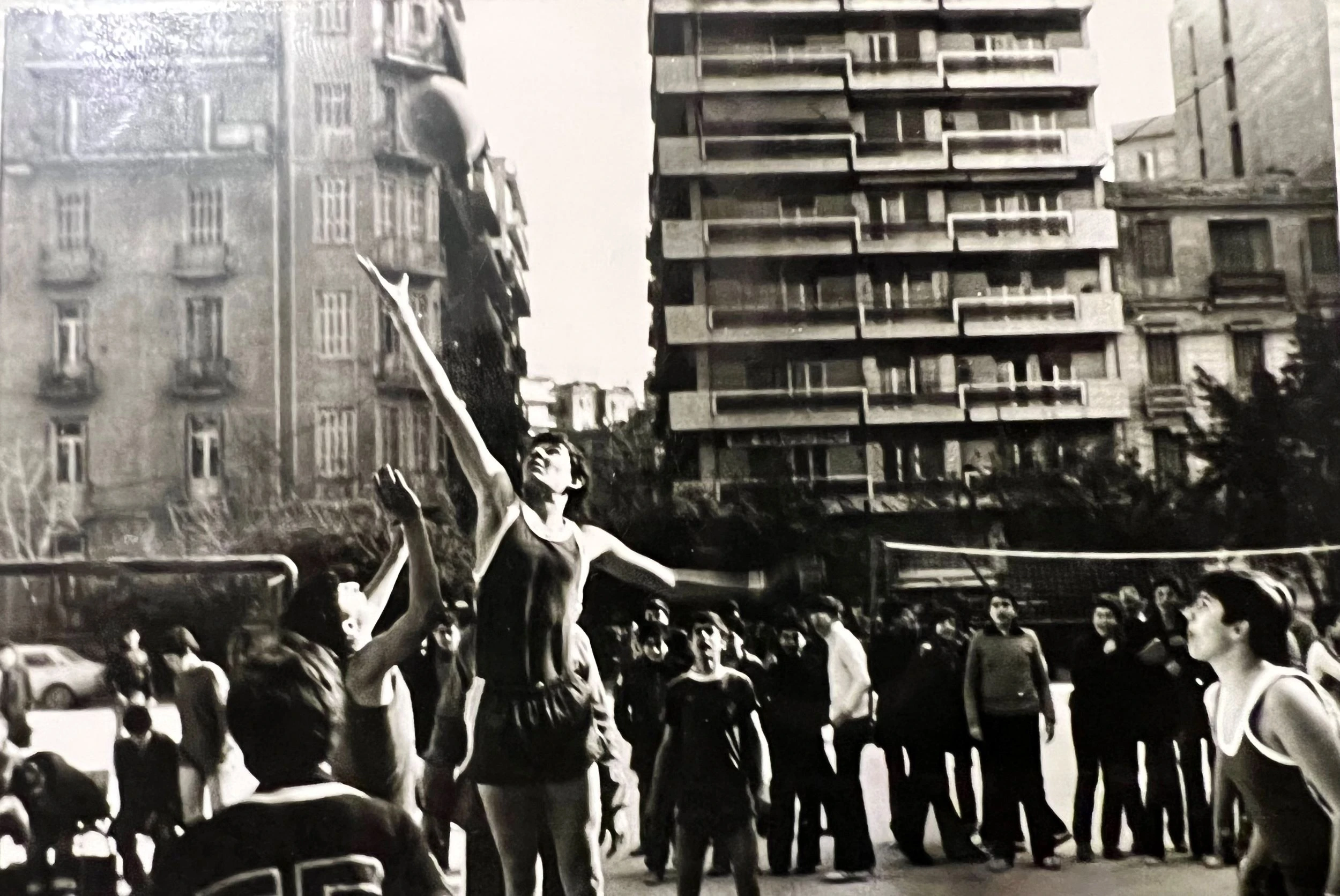 Διεκδικώντας την μπάλα του μπάσκετ στην αυλή του 2ου Γυμνάσιου