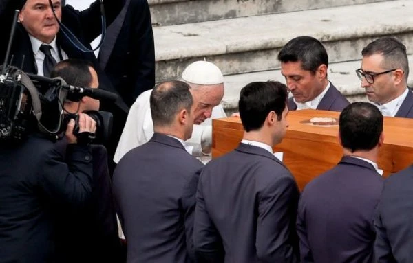 Στην κηδεία του Πάπα Βενέδικτου 