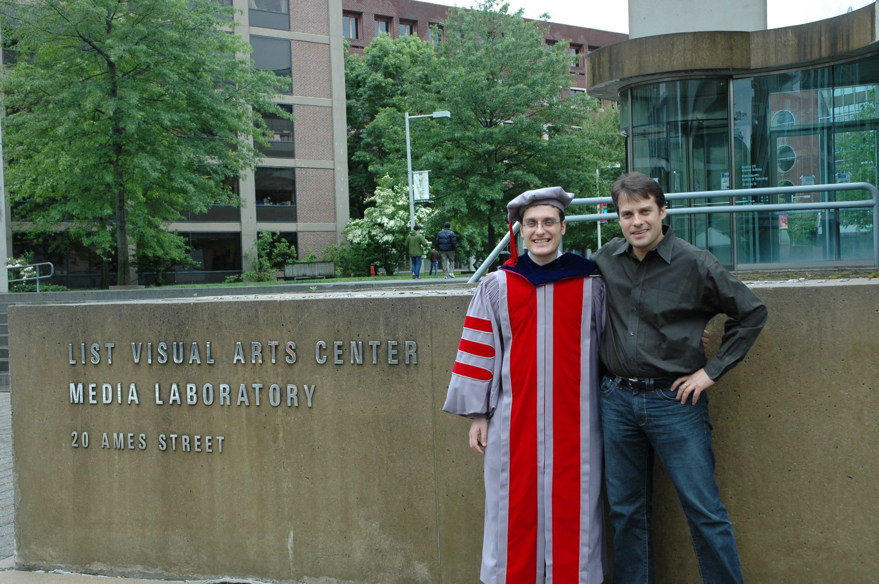 Με τον αδερφό του κατά την αποφοίτησή του από το ΜΙΤ