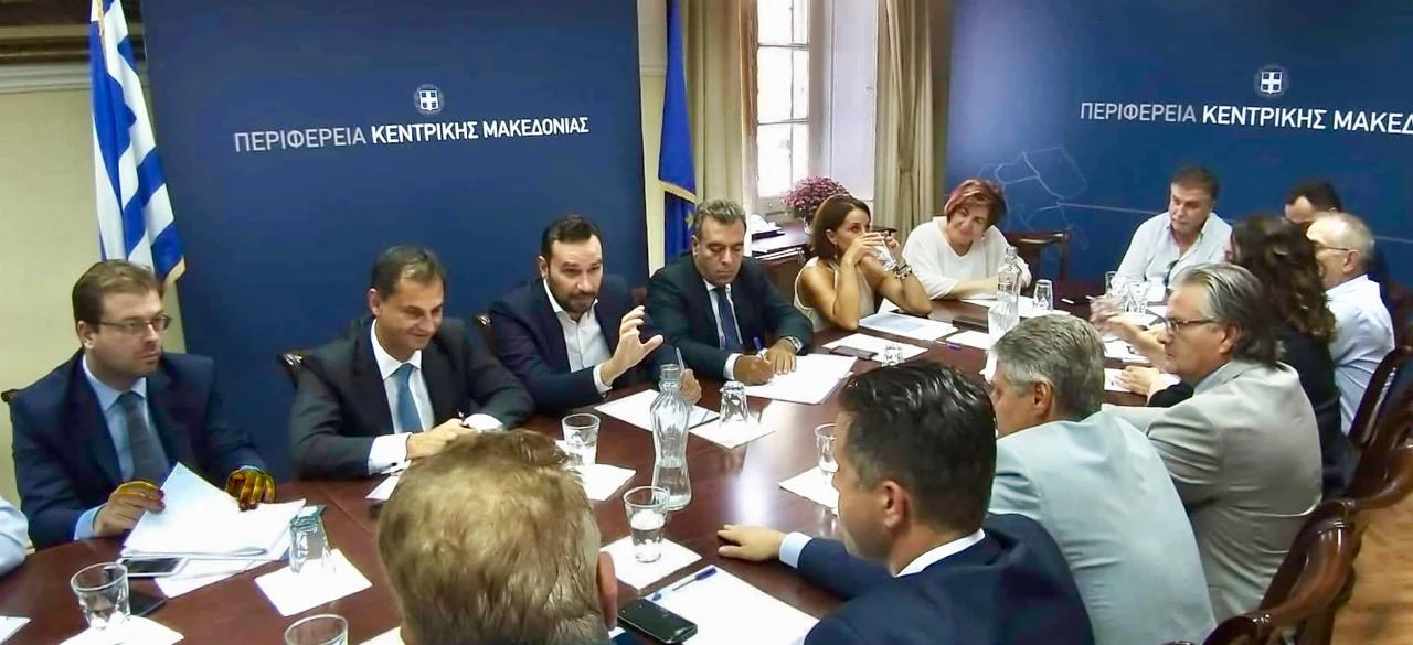 Ως αντιπεριφερειάρχης τουρισμού σε σύσκεψη με τον τότε υπουργό Τουρισμού Χάρη Θεοχάρη