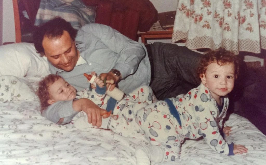 Μπουσουλώντας: ο Αλέξανδρος Θάνος (δεξιά) με τον πατέρα του και τον αδελφό του, Απόστολο