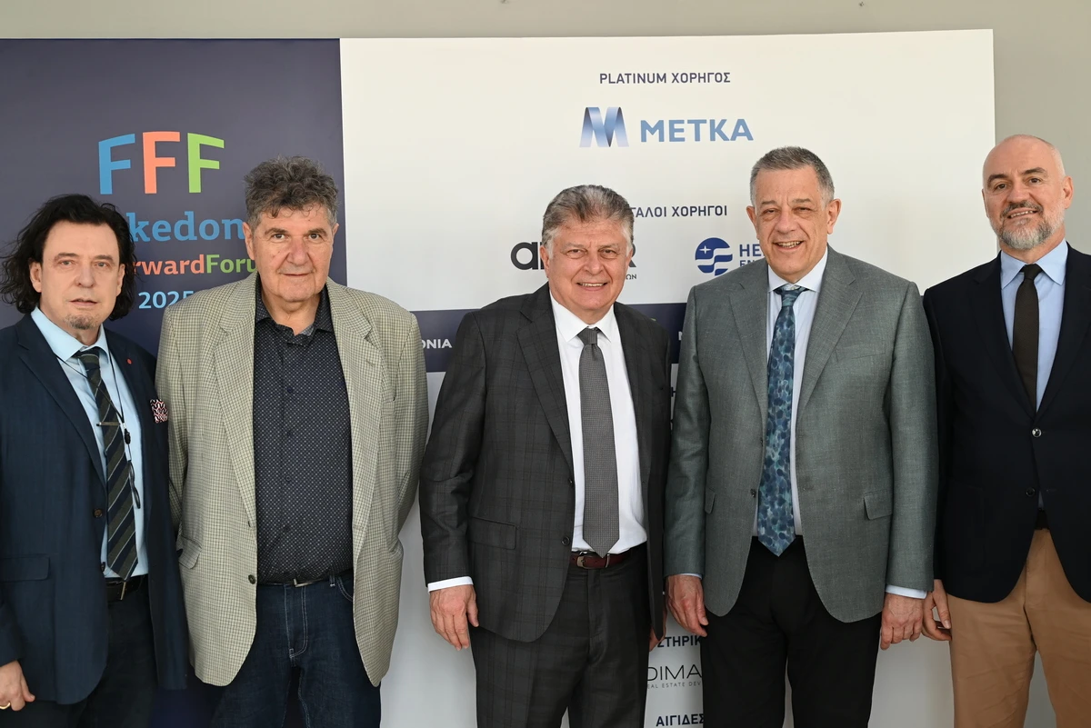 Από αριστερά, Θεολόγος Λυμπερόπουλος, μέλος του ΔΣ της Μακεδονία Ενημέρωση Α.Ε., Μιχάλης Αλεξανδρίδης, διευθυντής της «ΜΑΚΕΔΟΝΙΑΣ», Γιώργος Κωνσταντόπουλος, εκδότης της «ΜτΚ», Νίκος Ταχιάος, υφυπουργός Υποδομών και Μεταφορών (αρμόδιος για θέματα Υποδομών), και Αθανάσιος Σαββάκης, πρόεδρος του  ΔΣ της Μακεδονία Ενημέρωση Α.Ε.