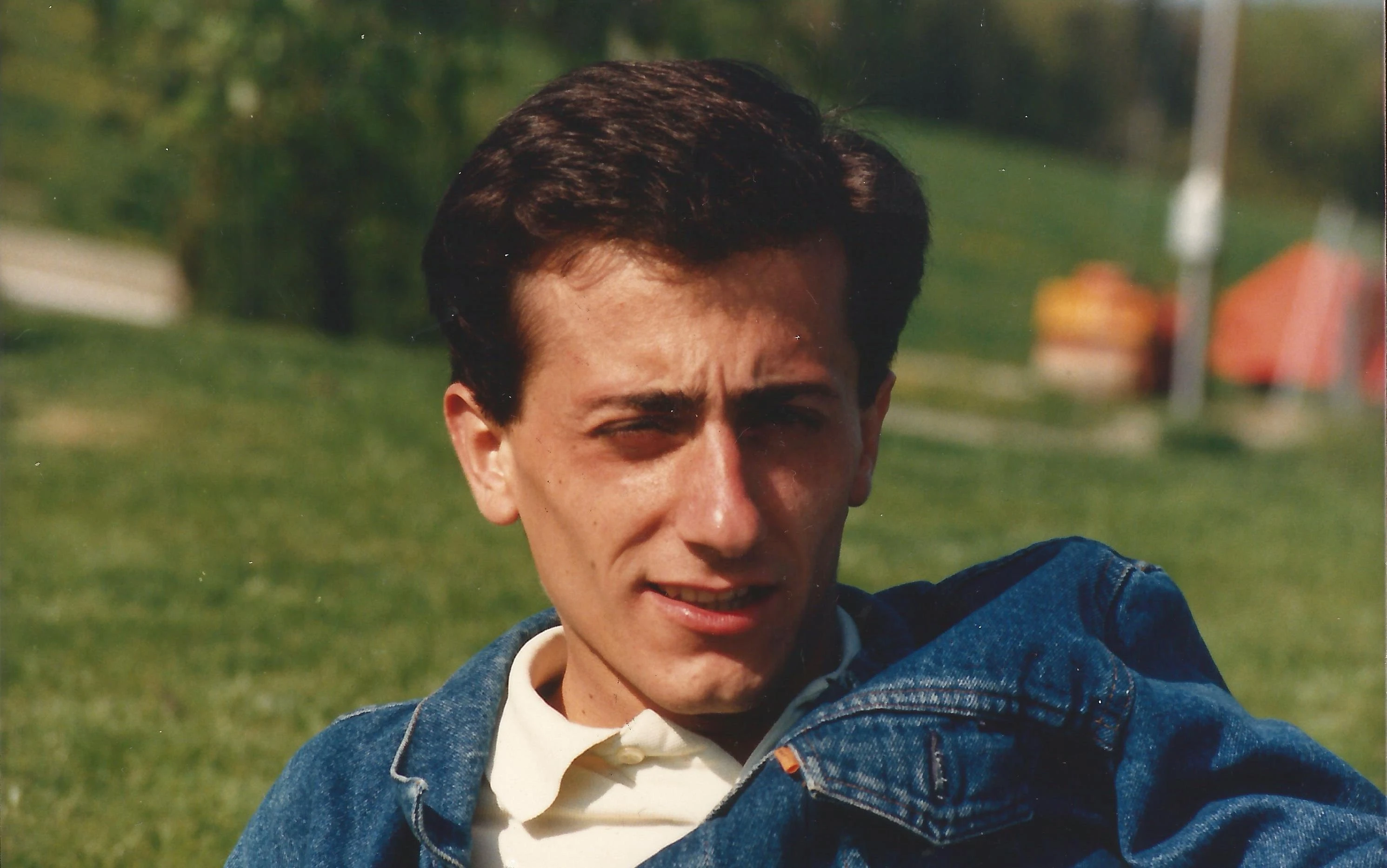 Ως φοιτητής στην ελβετική πόλη Fribourg, εμφανώς αδυνατισμένος