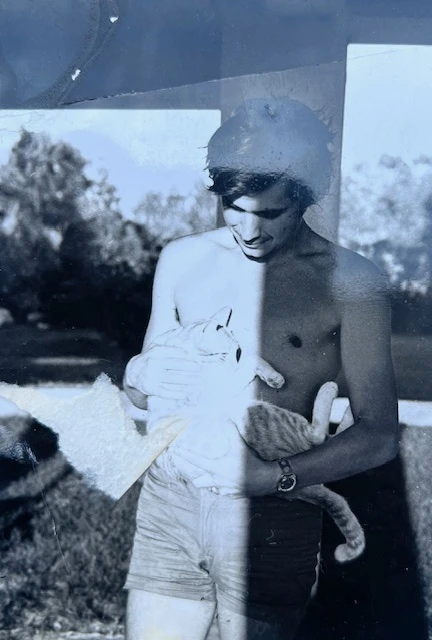 Η μεγάλη του αγάπη είναι οι γάτες. Εδω κρατώντας μια στην αγκαλιά στην Αγία Τριάδα