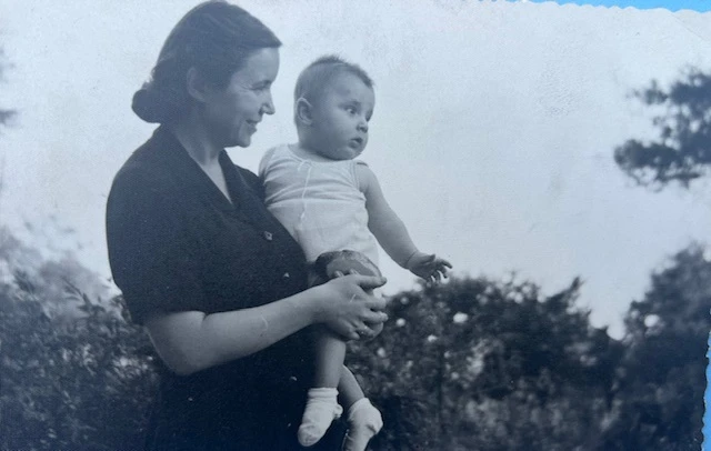 Με τη μαμά του Ναταλία