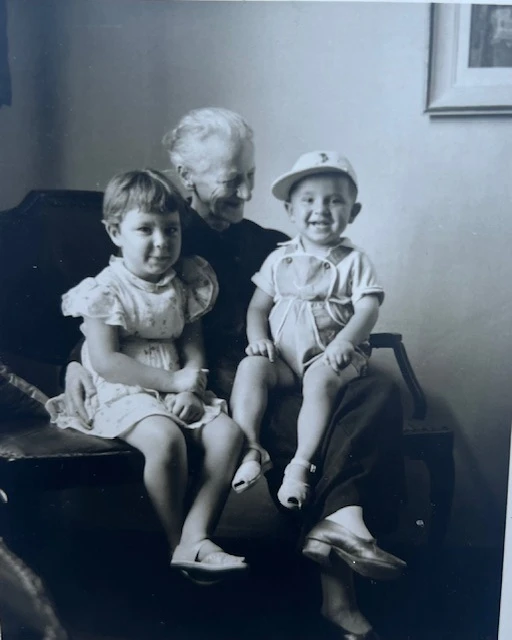 Με τη γιαγιά του και την αδελφή του Αγγελική που διακρίνεται αριστερά