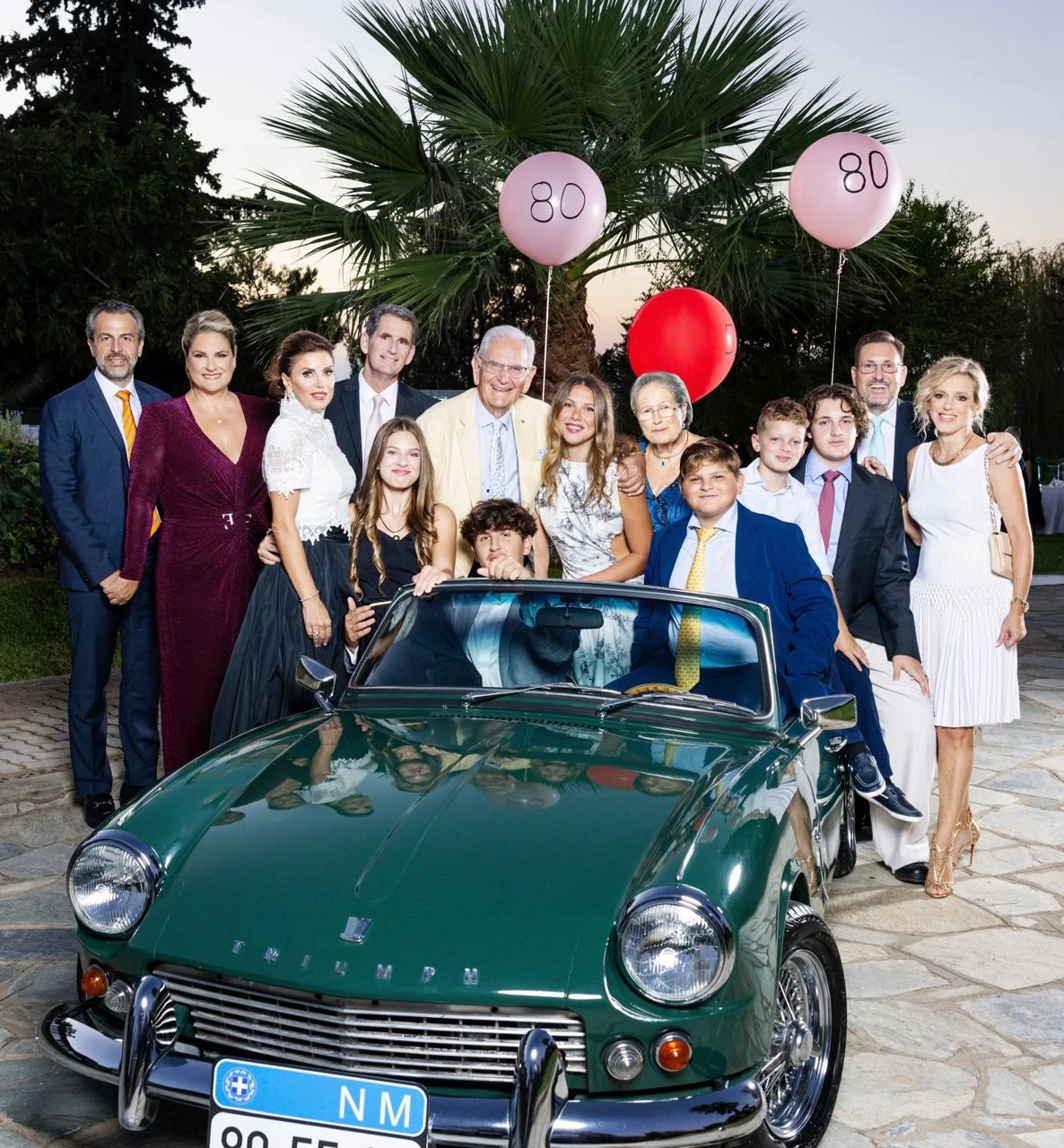 Η οικογένεια Ευθυμιάδη στα ογδοηκοστά του γενέθλια. Μπροστά η περίφημη Triumph Spitfire