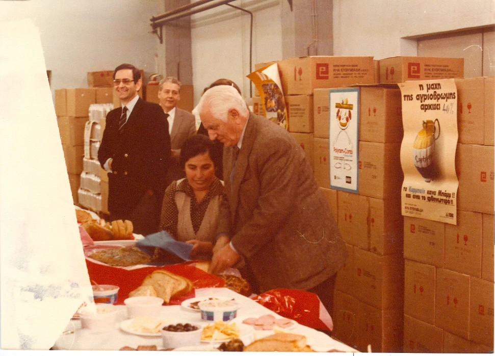 Στιγμιότυπο από κοπή πίτας στην εταιρεία το 1970