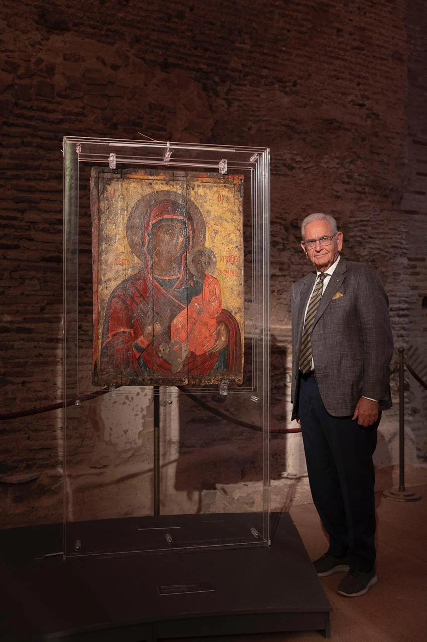 Μπροστά από την εικόνα της Παναγίας της Ρευματοκρατόρισσας που έφερε ο παππούς του από τη Ραιδεστό