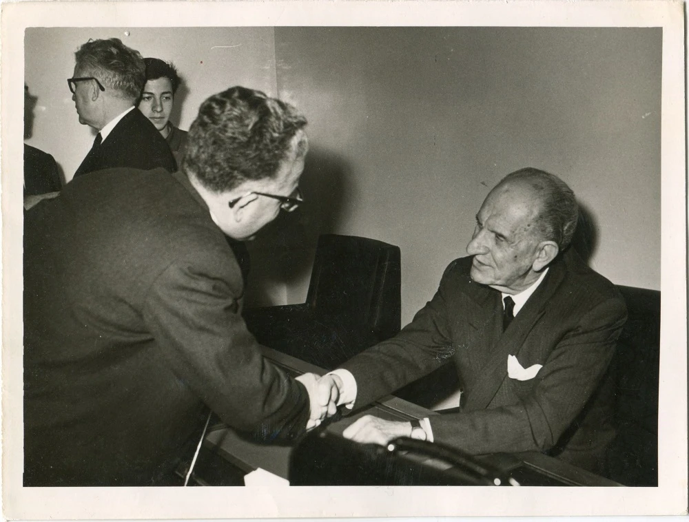 Ο ΙΟΚ χαιρετά τον πρωθυπουργό Γεώργιο Παπανδρέου. Στην πίσω όψη με πένα και τον γραφικό χαρακτήρα του ΙΟΚ «Μάιος 1964». Πιθανόν από την επίσκεψη του ΓΠ για τη θεμελίωση του κτιρίου της ΘΣ. Το 1963-64 ο ΙΟΚ διετέλεσε κοσμήτορας της Θεολογικής Σχολής. Πιθανόν τον χαιρετά με αυτήν του την ιδιότητα.Φωτογραφία από το προσωπικό αρχείο του καθηγητή του ΑΠΘ Ιωάννη Καλογήρου, το οποίο έχει παραχωρηθεί στην Κοσμητεία της Θεολογικής Σχολής του ΑΠΘ για τις εκδηλώσεις εορτασμού των 80 χρόνων της Θεολογικής Σχολής.