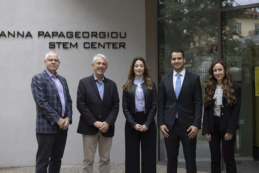 Από αριστερά. Peter Chresanthakes, Αντιπρόεδρος Institutional Advancement Κολλεγίου Ανατόλια, Δρ Πάνος Βλάχος, Πρόεδρος Κολλεγίου Ανατόλια, Εύα Λιανού, Γενική Διευθύντρια του Κοινωφελούς Ιδρύματος Ιωάννη Σ. Λάτση, Σοφοκλής Δανασσής Υπεύθυνος Διαχείρισης Προγραμμάτων του Iδρύματος Μποδοσάκη, Δρ Ηρώ Κολιάκου, η Συντονίστρια των Προγραμμάτων STEAM του Κολλεγίου Ανατόλια