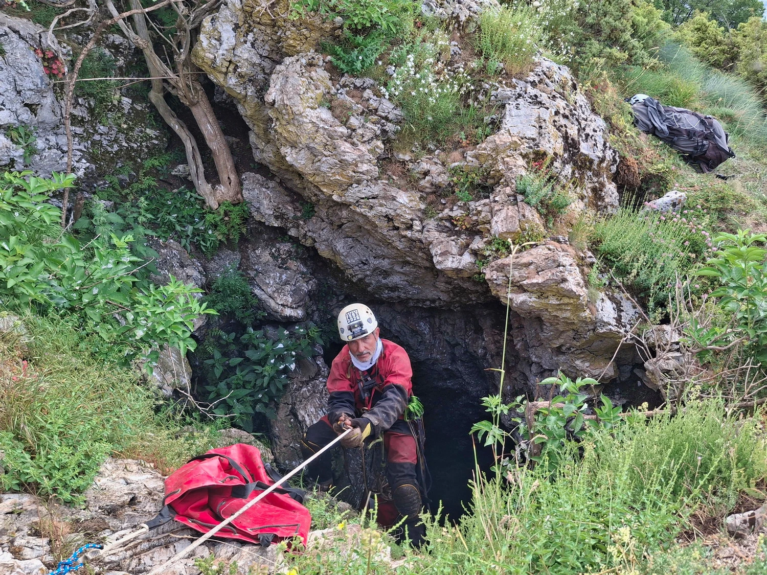 ekso-apo-to-spilaio-fourkalia.jpg?v=0