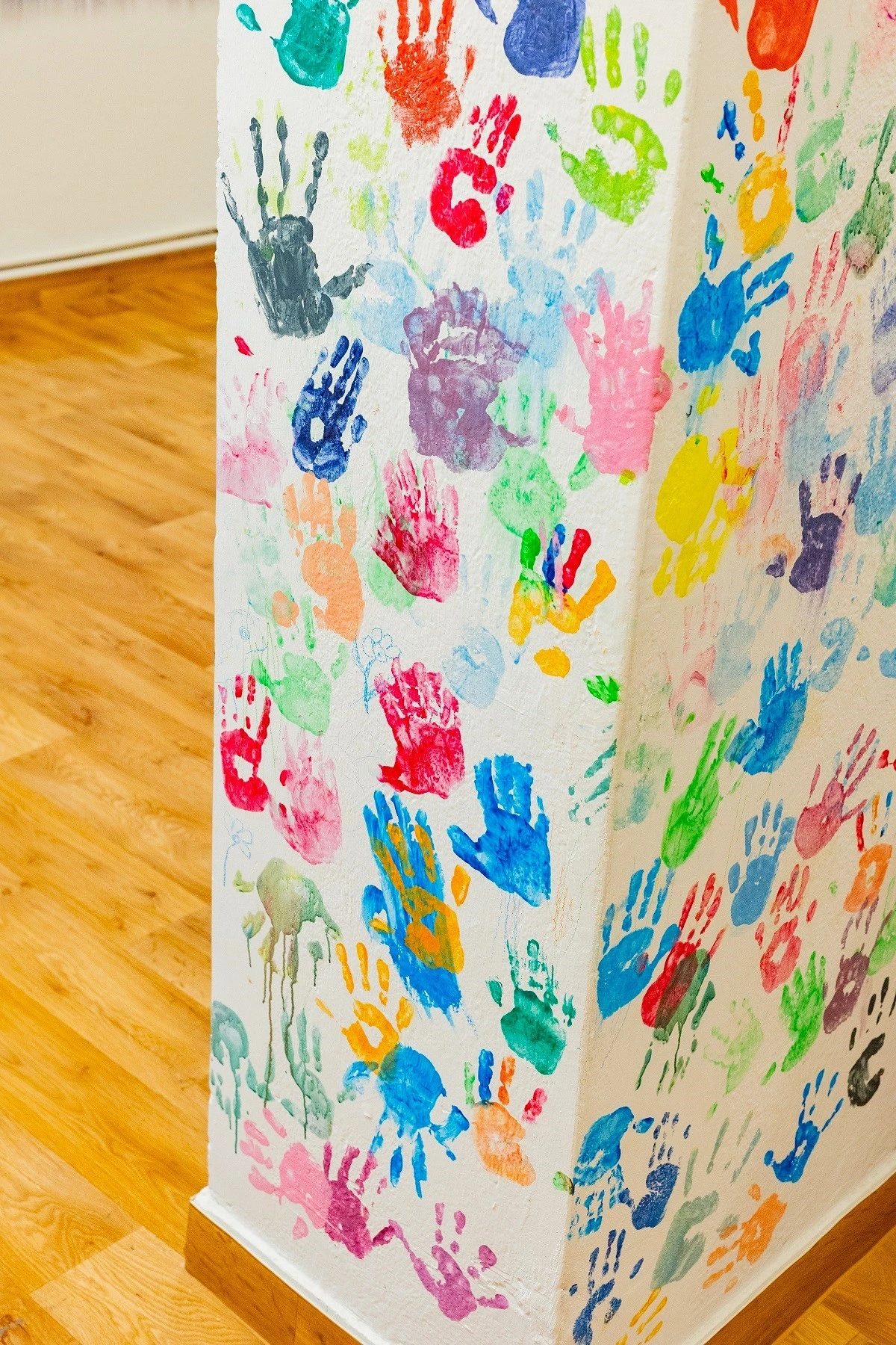 Τα «αποτυπώματα» των χεριών των πρώτων μαθητών του ΚΔΑΠ Παίζω Μαθαίνω Δημιουργώ