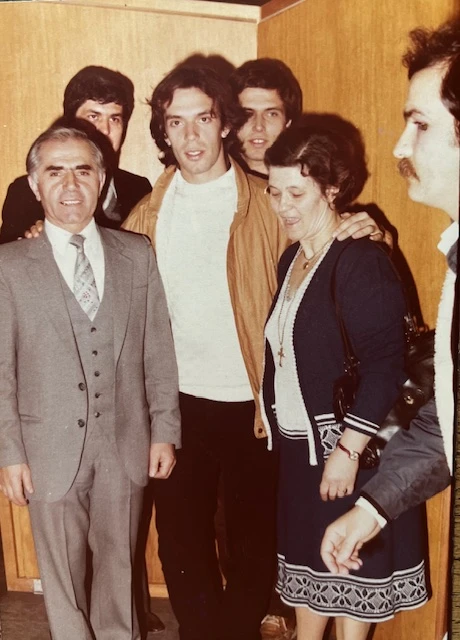 Μαζί με τους γονείς του στην τελετή αποφοίτησης ως Ηλεκτρολόγος Μηχανικός