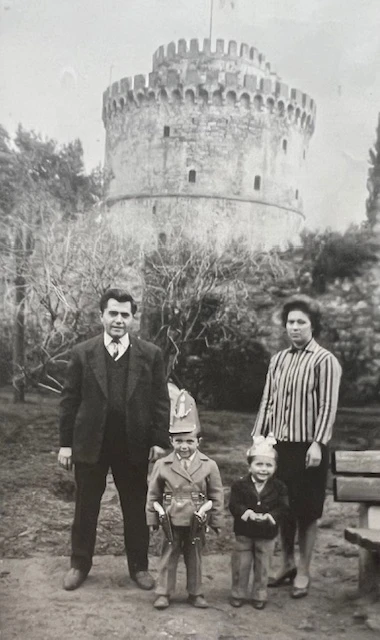 Με τους γονείς του και τον αδελφό του, Γιώργο με φόντο τον Λευκό Πύργο