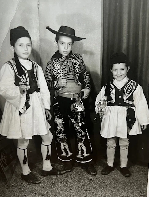 Ντυμένος ως καουμπόι μαζί με τους αδελφούς του