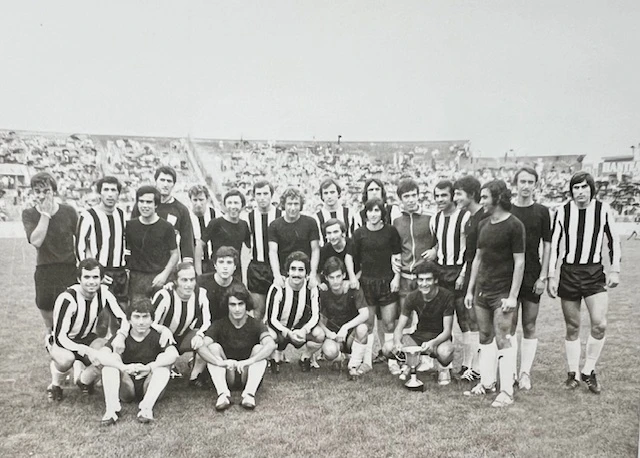 1973 στην Τούμπα με την ομάδα της «Μαύρης Θύελλας», το κύπελλο και την ομάδα του ΠΑΟΚ. Διακρίνεται όρθιος δίπλα στον Γιώργο Κούδα