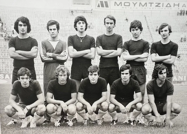 Με τη «Μαύρη Θύελλα» στην αρχική ενδεκάδα. Διακρίνεται καθιστός πρώτος από αριστερά