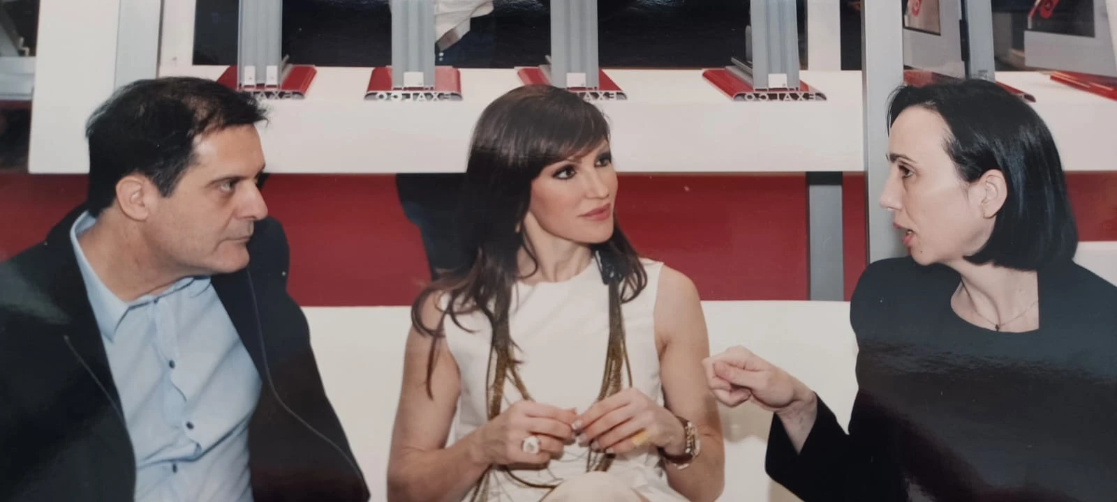 -Με τον άντρα της Γιάννη Ακκά στην παρουσίαση του βιβλίου της «Νιάτα Διαρκείας» στη Λάρισα. Μαζί και η Εύη Καντώνια