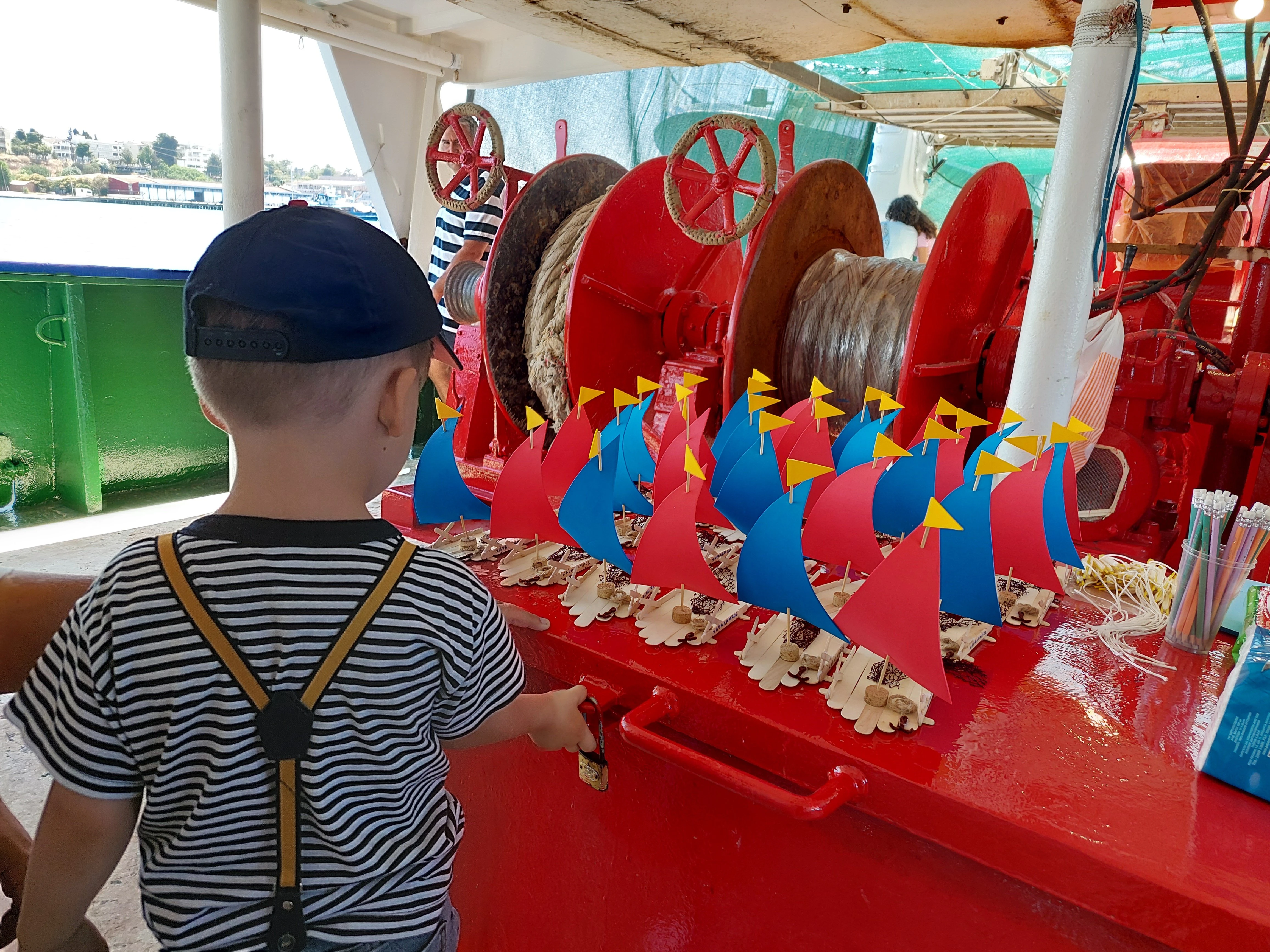 Χειροποίητα καραβάκια μοιράστηκαν ως ενθύμιο στα παιδιά 