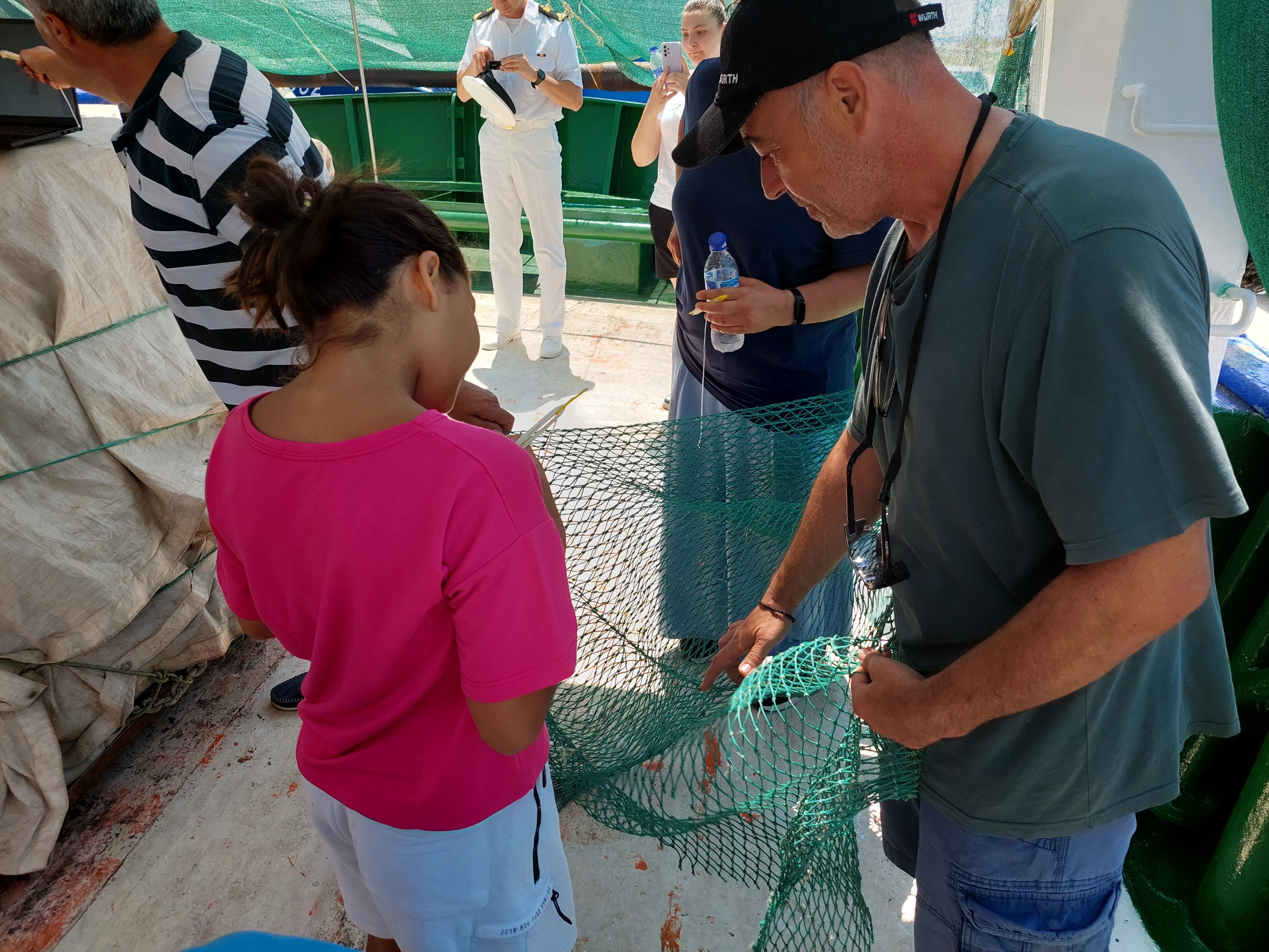 Τα παιδιά μαθαίνουν να ράβουν δίχτυα 
