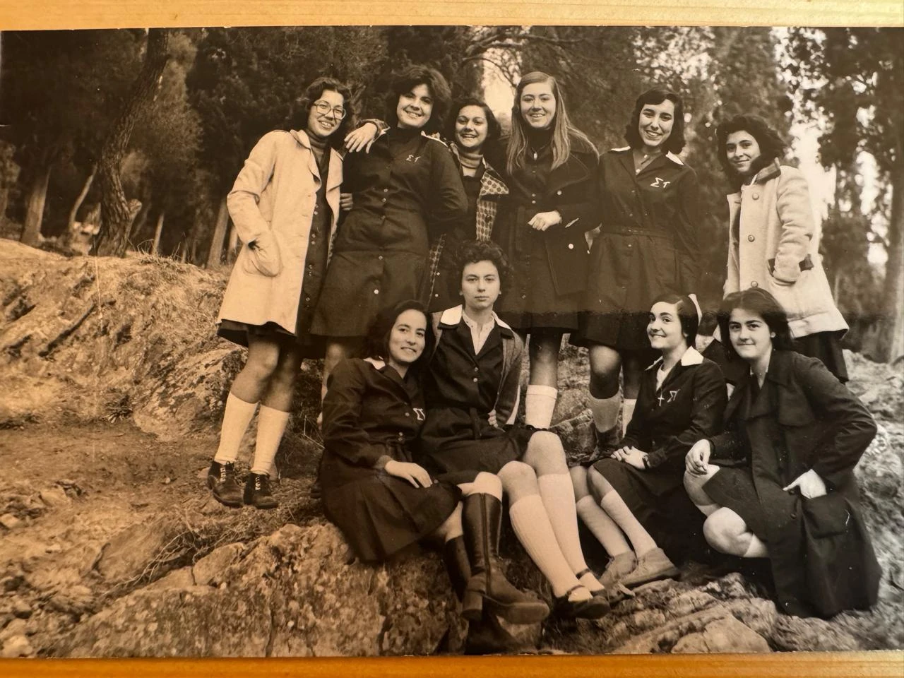 Σχολική εκδρομή στο Σέιχ Σου. Διακρίνεται καθιστή, πρώτη από τα αριστερά