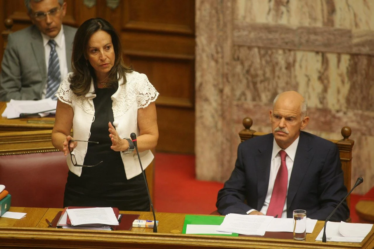 Στη Βουλή ως υπουργός Παιδείας την ημέρα της ψηφοφορίας για τον νόμο που έλαβε 255 ψήφους