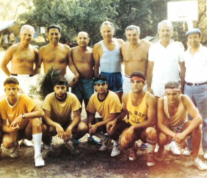 Αγώνας μπάσκετ κατά τους εορτασμούς των 60 χρόνων της ΧΑΝΘ το 1984. Όρθιοι διακρίνονται: Μενέλαος Χατζηγεωργίου, Αντώνης (Νίνος) Τζίκας, Βίκτωρ Παϊκόπουλος, Αγαμέμνων Γκράτσιος, Μιχάλης Τζίκας, Άλκης Στέας και Τάκης Μιχαηλίδης. Καθιστοί: Γιώργος Τσιρτόπου