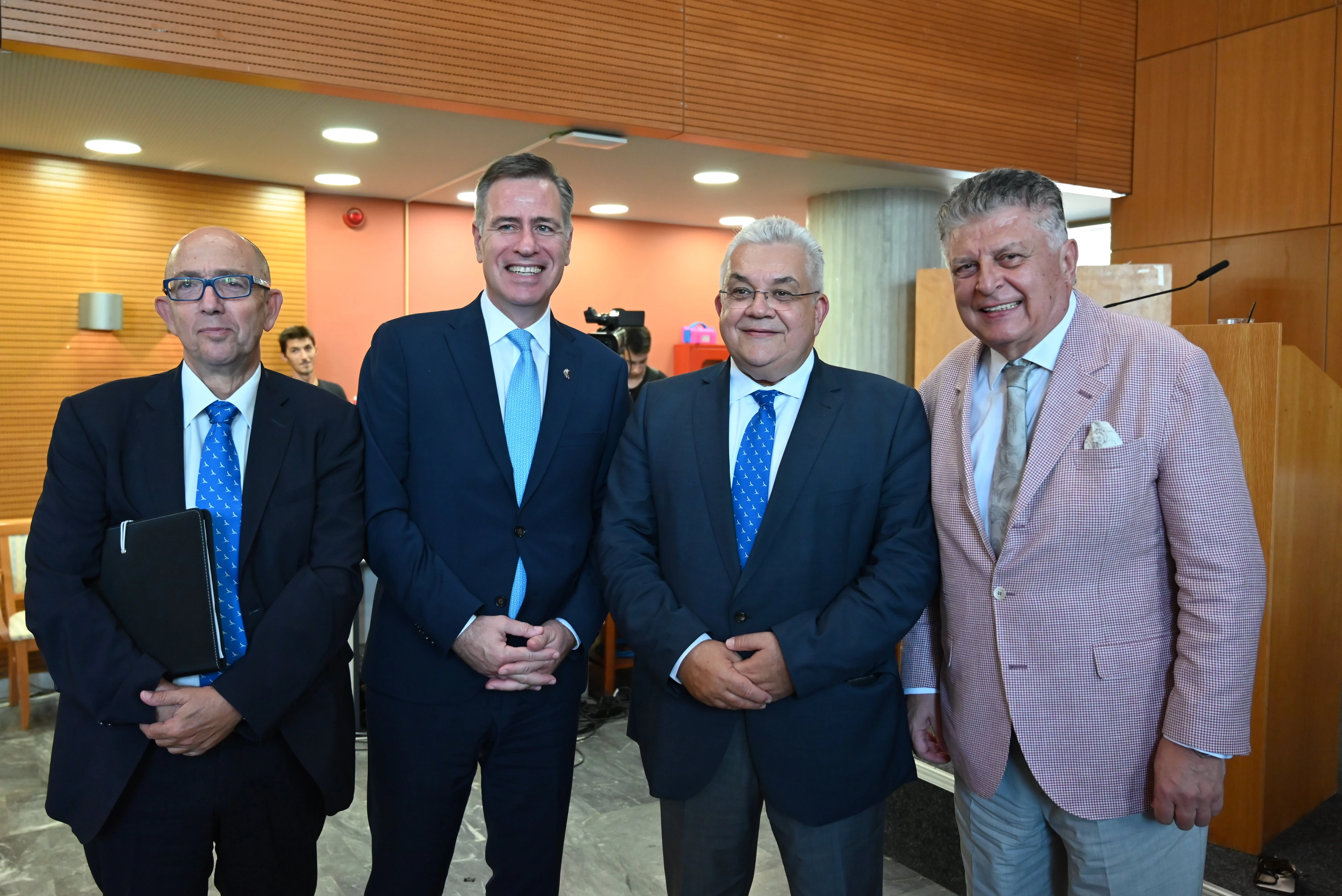 Στυλιανός Κατρανίδης, πρύτανης ΠΑΜΑΚ- Σταμάτης Αγγελόπουλος, πρύτανης ΔΙΠΑΕ- Νίκος Παπαϊωάννου, υφυπουργός Παιδείας- Γιώργος Κωνσταντόπουλος, εκδότης "Μακεδονία της Κυριακής", μέλος ΔΣ "Μακεδονία Ενημέρωση ΑΕ"