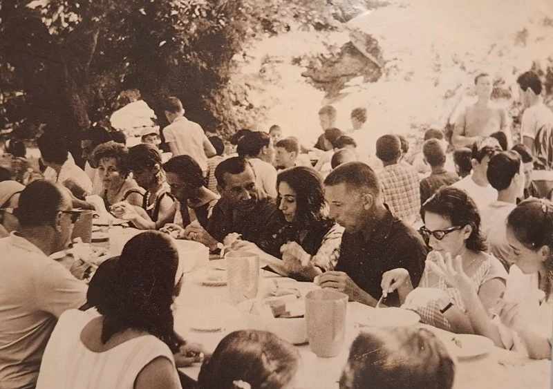 Η Έλλη Λαμπέτη με τον σύζυγό της Fred Wakeman και τους Κ. και Μ. Κονιόρδου, Ι. Χαρατσάρη και Ν. Κονιόρδου στην τραπεζαρία της κατασκήνωσης στο Πήλιο