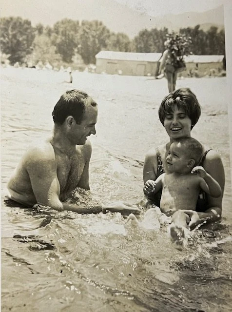 Πλατσουρίζοντας ως πιτσιρίκι με τους γονείς του στο Σταυρό