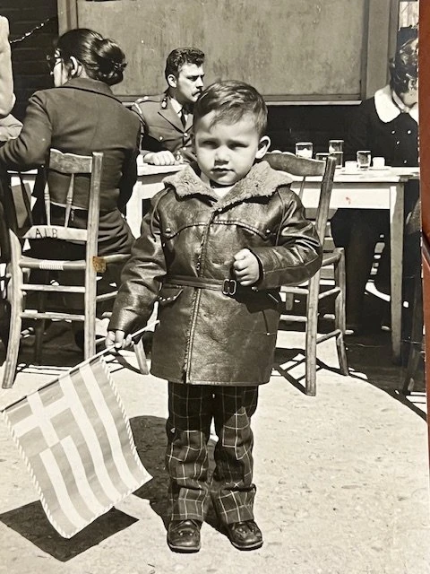 Κρατώντας την ελληνική σημαία σε κάποια εθνική εορτή