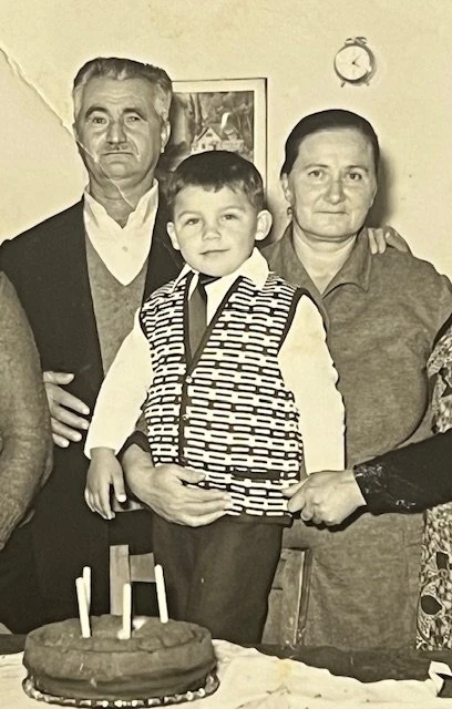 Γιορτάζοντας τα 4α γενέθλια με τη γιαγιά και τον παππού